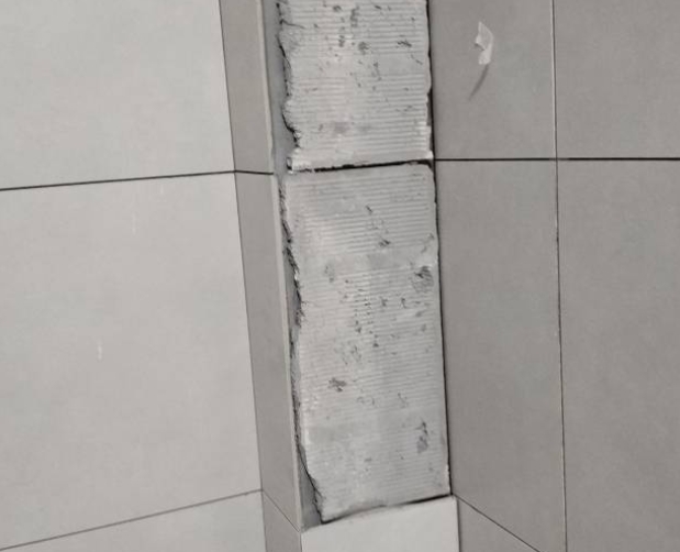 杜集瓷砖空鼓维修公司分享下瓷砖施工前基层浇水润湿程度不足，可能导致以下问题